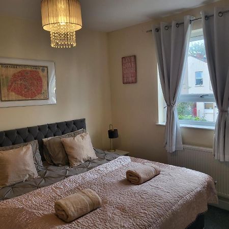 & Cosy Apartment In The Heart Of Stokes Croft Бристол Екстериор снимка