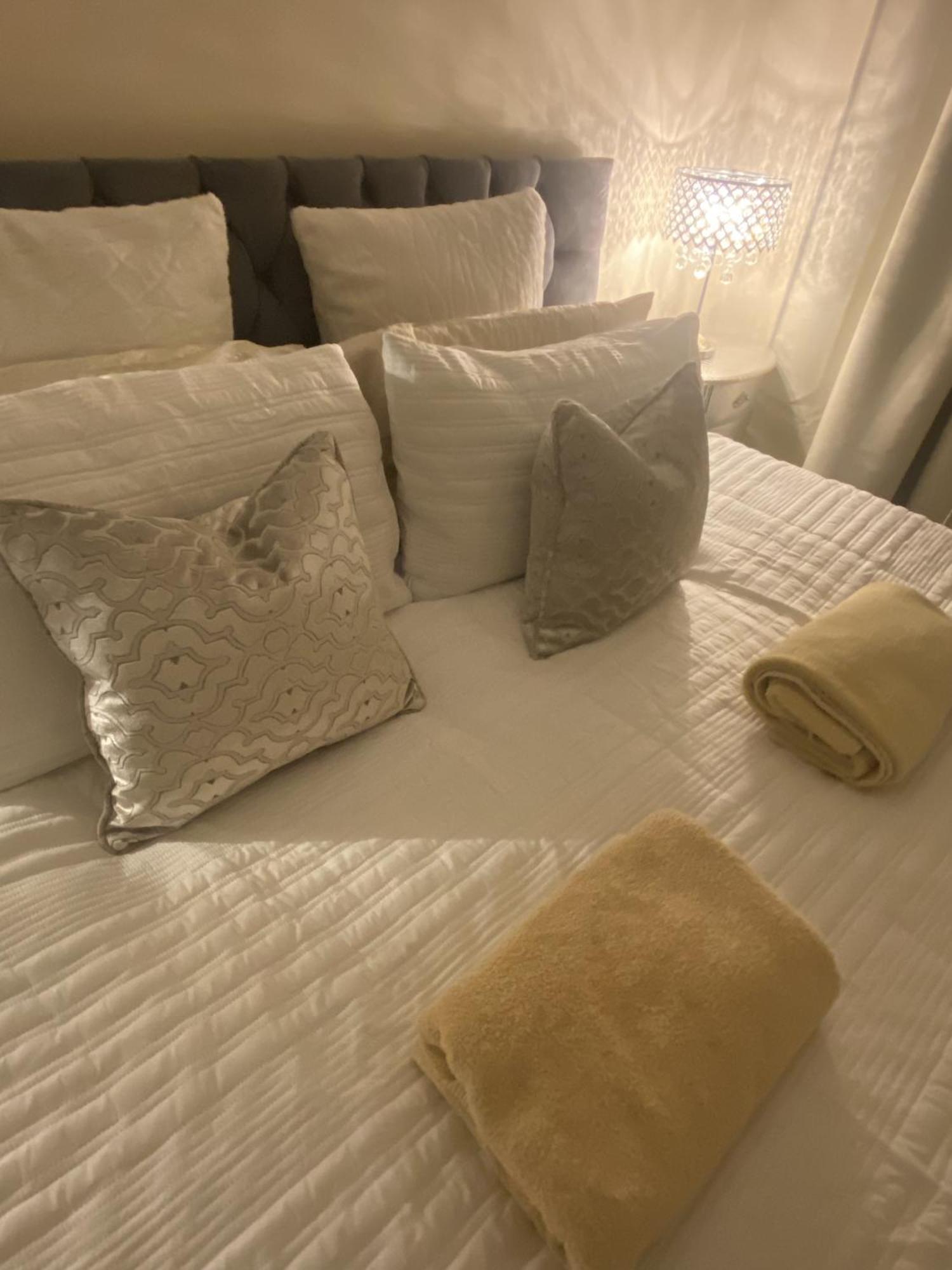 & Cosy Apartment In The Heart Of Stokes Croft Бристол Екстериор снимка