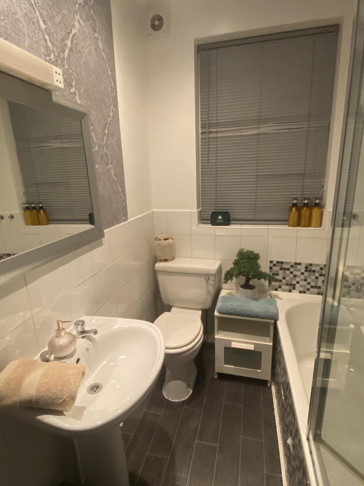 & Cosy Apartment In The Heart Of Stokes Croft Бристол Екстериор снимка